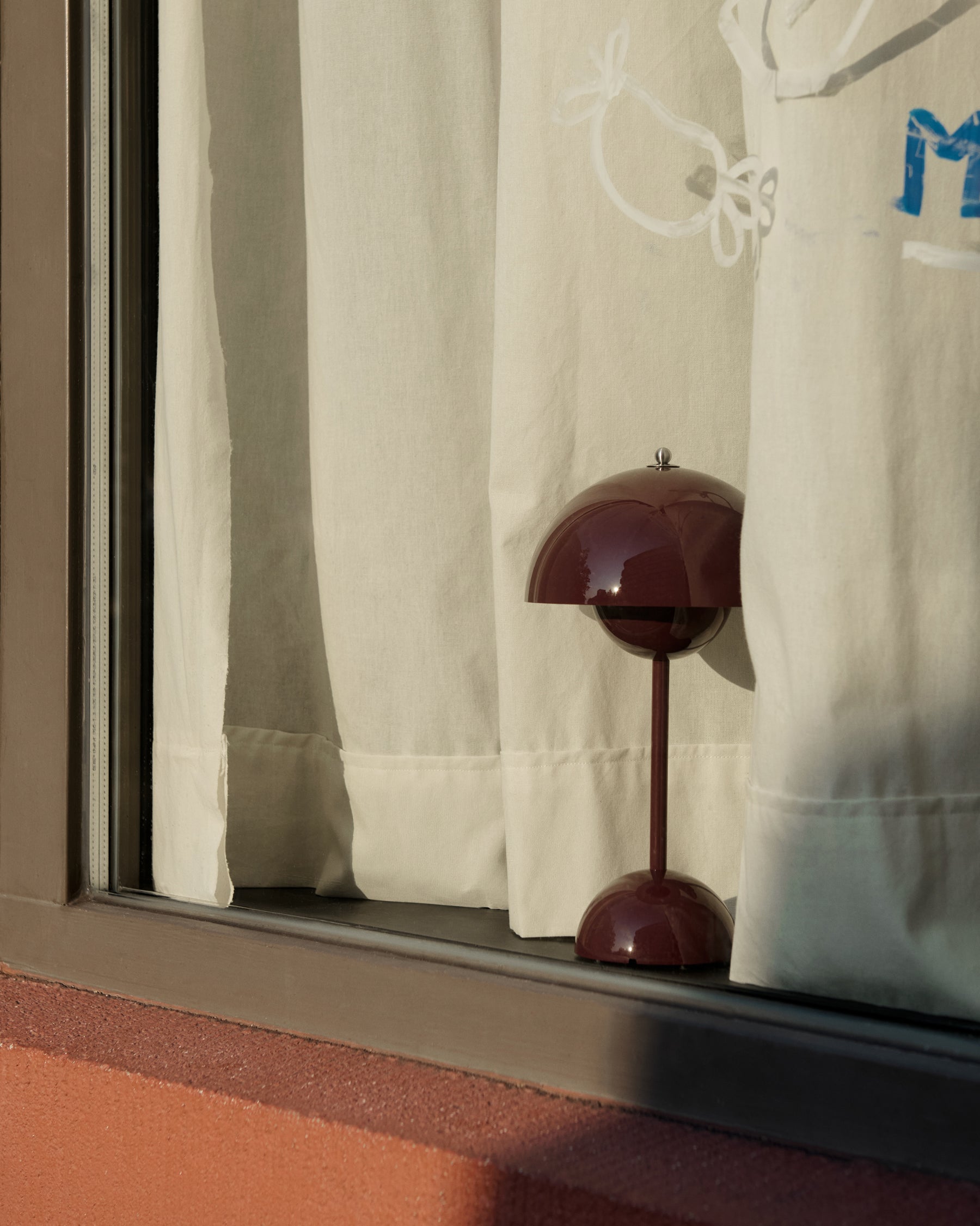 Flowerpot VP9 Portable Table Lamp - Dark Plum