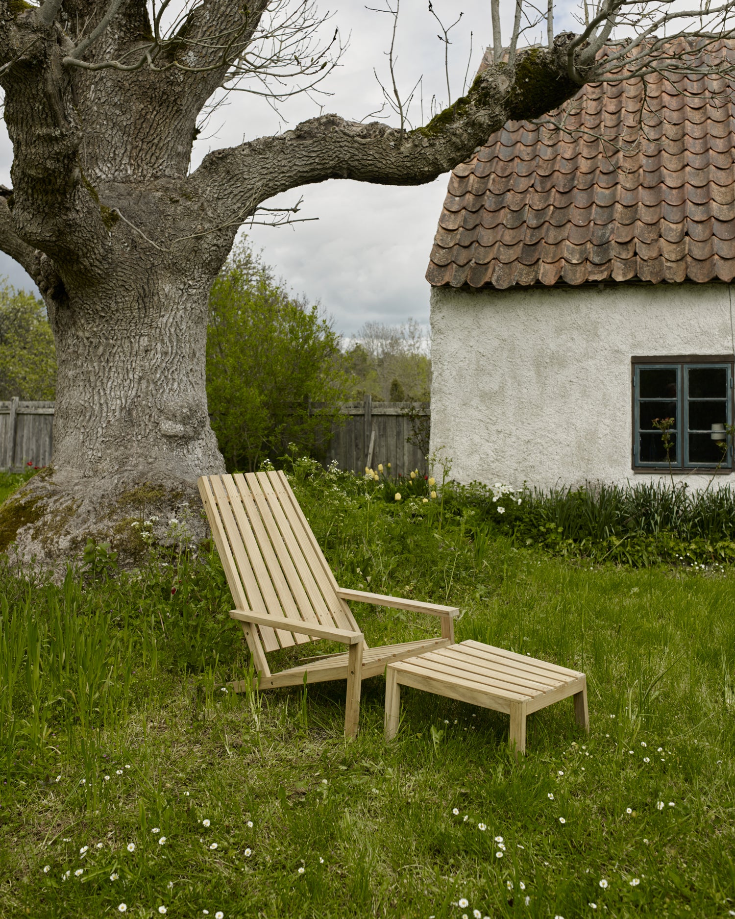 Between Lines Deck Stool